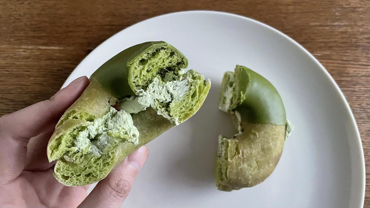 「宇治抹茶ドーナツシリーズ」は全部で5種類, どらやきをモチーフにした「ドら抹茶」, 毎年人気の「ポン・デ・宇治抹茶」, 思わず「うま……！」と声が出た「ドら抹茶」, 抹茶の苦味が◎「ポン・デ・ダブル宇治抹茶」