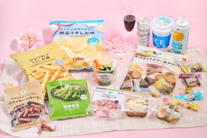 手軽さ＆シェアしやすさが魅力！お花見向けラインアップ, 大盛！野菜スティック（明太マヨ）, 特製ダレの味付けたまご, 冷たいまま食べる タルタルチキン南蛮, コールスローサラダ, 肉の旨みとコク パンチェッタ, 冷やし胡瓜一本漬, 燻製薫る スモークチーズ, 大人数でも楽しめるお菓子や珍味も, サクサク厚切りポテト 絶品うすしお味 大袋, ひねり揚げ うましお味, 6種類のおいしさ ビスケット&amp;ケーキアソート, 一夜干し風 やわらか焼きいか, 肉の旨みがくせになる ジャッキーカルパス, 4種のチーズのコクと旨味 チーかま, 意外な使い方ができる冷凍食品, レンジで手軽に塩味枝豆, 注いで飲めるICE 200g, スーパーチューハイ レモン 500ml, シャンテール スパークリング ブラン 280ml, フィオリトゥーラ 250ml, Afternoon Tea監修 アールグレイティー無糖 600ml, Afternoon Tea監修 シャルドネ香るストレートティー 600ml, Afternoon Tea監修 ルイボスティー 600ml