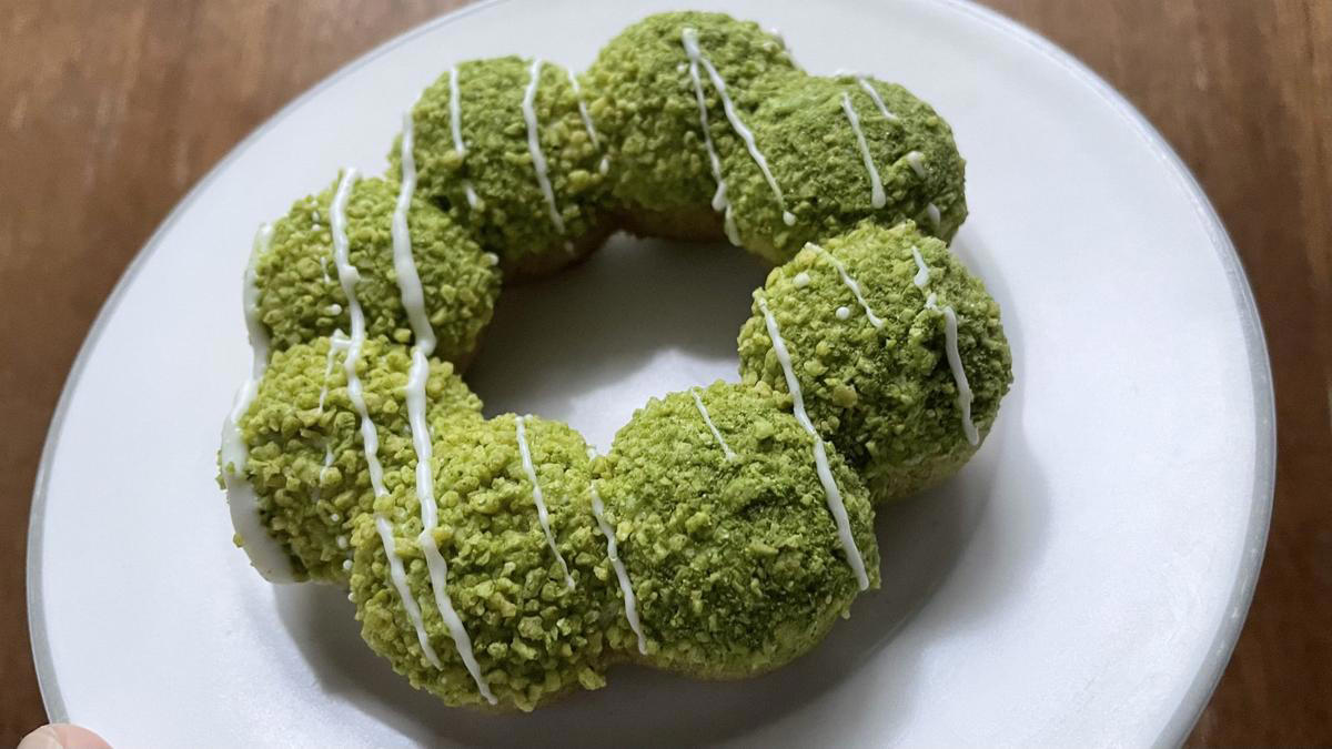 「宇治抹茶ドーナツシリーズ」は全部で5種類, どらやきをモチーフにした「ドら抹茶」, 毎年人気の「ポン・デ・宇治抹茶」, 思わず「うま……！」と声が出た「ドら抹茶」, 抹茶の苦味が◎「ポン・デ・ダブル宇治抹茶」