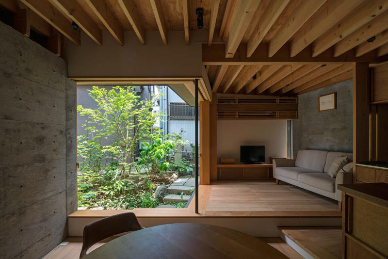2人の建築家による「対話」と「共作」から始まった家づくり, 敷地にある60cmの高低差を「堰」に見立て、空間のリズムを生む, ピアノの音色を包み込むRCと、軽やかな木造が溶け合う住まい, 街の記憶を継ぎ、地形と共に暮らすということ