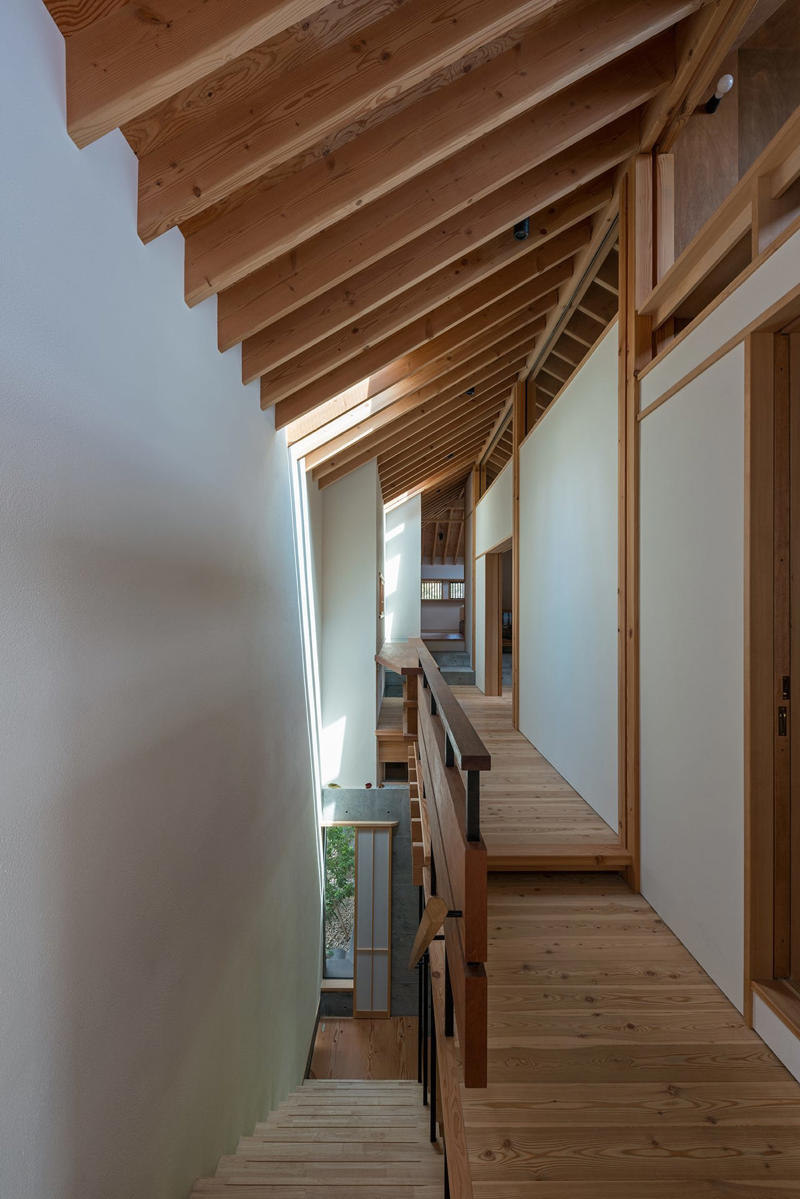 2人の建築家による「対話」と「共作」から始まった家づくり, 敷地にある60cmの高低差を「堰」に見立て、空間のリズムを生む, ピアノの音色を包み込むRCと、軽やかな木造が溶け合う住まい, 街の記憶を継ぎ、地形と共に暮らすということ