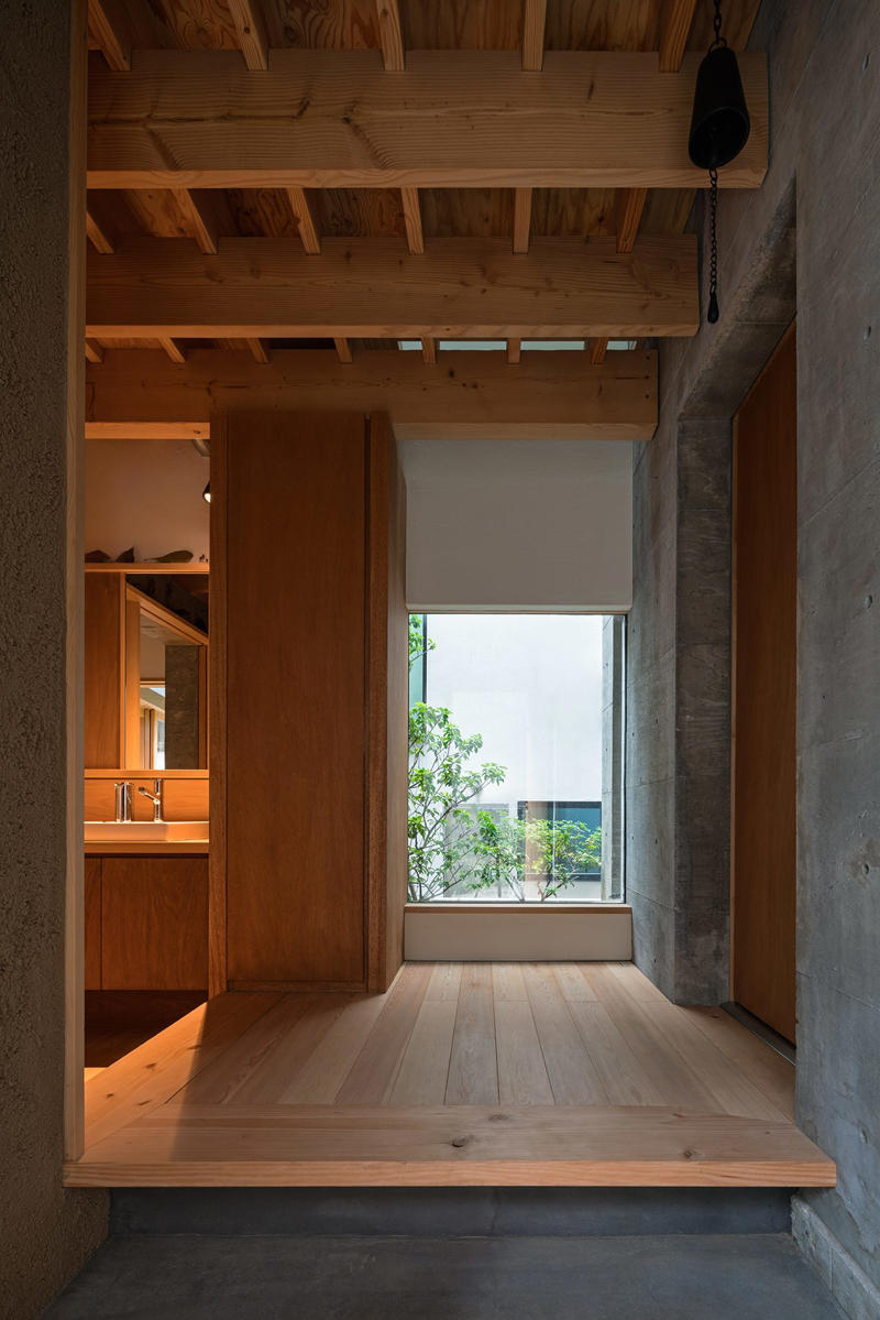 2人の建築家による「対話」と「共作」から始まった家づくり, 敷地にある60cmの高低差を「堰」に見立て、空間のリズムを生む, ピアノの音色を包み込むRCと、軽やかな木造が溶け合う住まい, 街の記憶を継ぎ、地形と共に暮らすということ