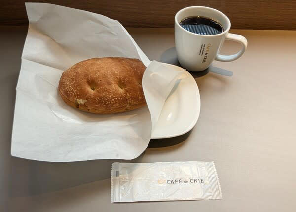 CAFÉ de CRIÉ（カフェ・ド・クリエ）「一部限定店舗のモーニングセット」, Aセット「とろけるチーズのハム＆たまごサンド」, Bセット「とろけるチーズのピザ＆たまごサンド」, Cセット「十勝産コーンクリーム＆ツナフォカッチャ」, Ｄセット「パストラミポーク＆彩り野菜フォカッチャ」, ラテメニューもリニューアル, ハムチーズトースト（セット）, チキンからあげっと, ブルーボトルコーヒー, グリルドチーズサンドイッチ with トマトスープ チキン and キャロットラペ（チーズ入り）」, トースト アボカド