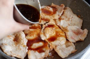 2月に人気だった「豚の生姜焼き」を作ってみた, 小麦粉をまぶしてたれをからみやすく, 醤油の香ばしい香りが食欲をそそる！, 実際に作ってみて、気づいたポイント, 覚えやすい比率で、もう味つけに迷わない！