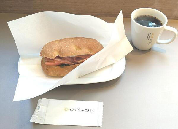 CAFÉ de CRIÉ（カフェ・ド・クリエ）「一部限定店舗のモーニングセット」, Aセット「とろけるチーズのハム＆たまごサンド」, Bセット「とろけるチーズのピザ＆たまごサンド」, Cセット「十勝産コーンクリーム＆ツナフォカッチャ」, Ｄセット「パストラミポーク＆彩り野菜フォカッチャ」, ラテメニューもリニューアル, ハムチーズトースト（セット）, チキンからあげっと, ブルーボトルコーヒー, グリルドチーズサンドイッチ with トマトスープ チキン and キャロットラペ（チーズ入り）」, トースト アボカド