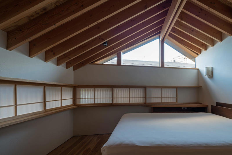 2人の建築家による「対話」と「共作」から始まった家づくり, 敷地にある60cmの高低差を「堰」に見立て、空間のリズムを生む, ピアノの音色を包み込むRCと、軽やかな木造が溶け合う住まい, 街の記憶を継ぎ、地形と共に暮らすということ