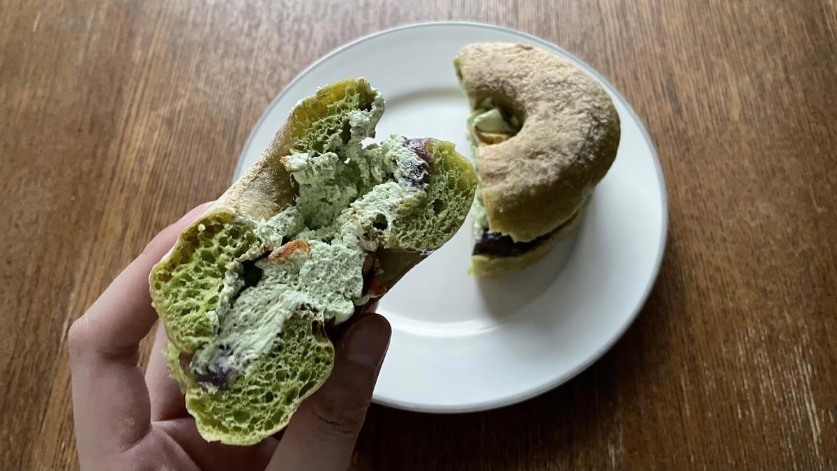 「宇治抹茶ドーナツシリーズ」は全部で5種類, どらやきをモチーフにした「ドら抹茶」, 毎年人気の「ポン・デ・宇治抹茶」, 思わず「うま……！」と声が出た「ドら抹茶」, 抹茶の苦味が◎「ポン・デ・ダブル宇治抹茶」