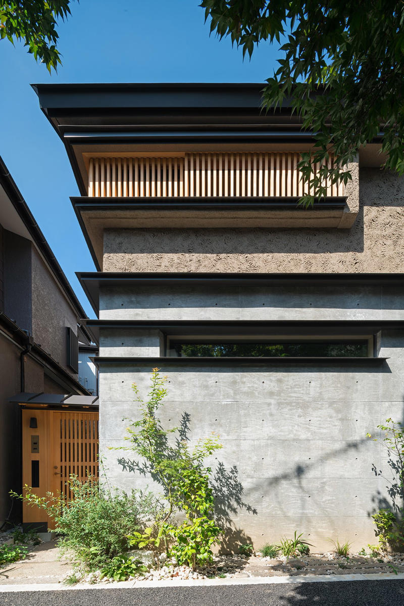 2人の建築家による「対話」と「共作」から始まった家づくり, 敷地にある60cmの高低差を「堰」に見立て、空間のリズムを生む, ピアノの音色を包み込むRCと、軽やかな木造が溶け合う住まい, 街の記憶を継ぎ、地形と共に暮らすということ