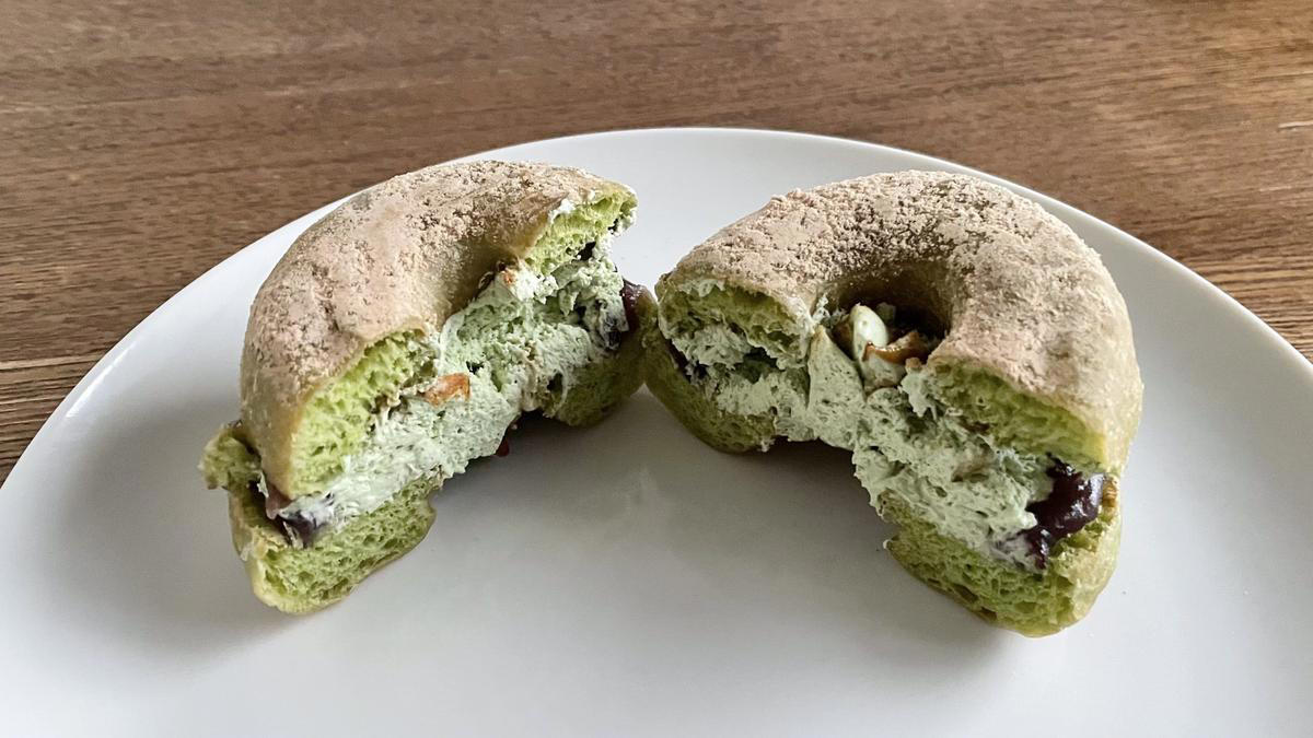 「宇治抹茶ドーナツシリーズ」は全部で5種類, どらやきをモチーフにした「ドら抹茶」, 毎年人気の「ポン・デ・宇治抹茶」, 思わず「うま……！」と声が出た「ドら抹茶」, 抹茶の苦味が◎「ポン・デ・ダブル宇治抹茶」