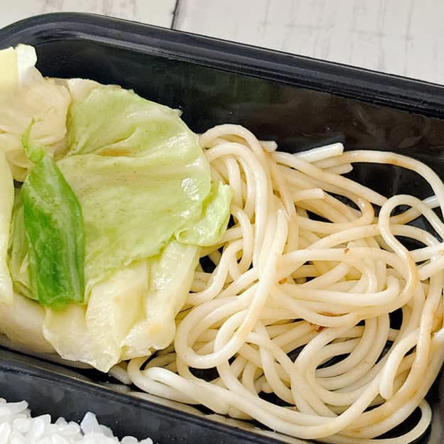 ほっかほっか亭では、インパクトばつぐんの唐揚げ弁当を販売中です。, 大きな黒唐揚げが入った、ボリューム満点のお弁当です。, おいしそうな色に揚がった唐揚げに、心がおどります。, 旨みがギュッと詰まった黒唐揚げは、にんにくの風味がたっぷり！, 唐揚げとご飯を一緒にほおばると幸せ！, 唐揚げとコロッケ、味のコントラストが楽しいです。, まだまだおかずが入っていて、ご飯がどんどん進みます。, 口直しになる副菜もいろいろあって贅沢です。, メインの黒唐揚げは絶品で、大満足のお弁当でした！, ほっともっとの「Wロースかつ丼（肉2倍）」もボリューム満点ですよ。, コスパと満足度を両方取れる、ガッツリ飯でした。