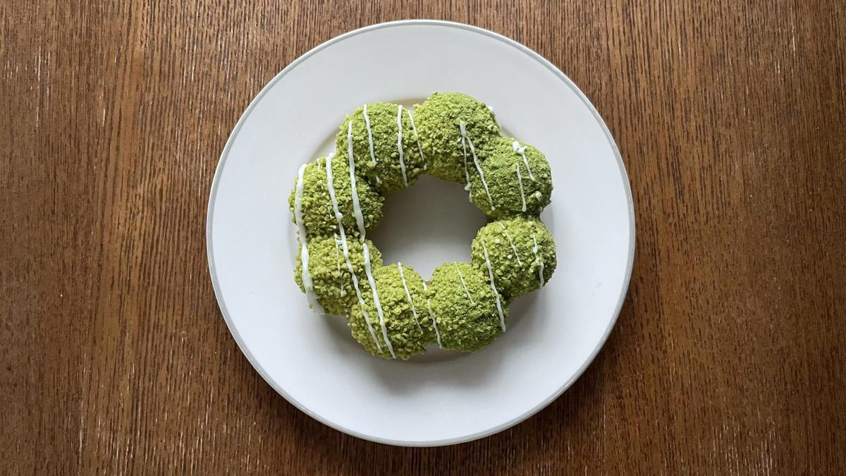 「宇治抹茶ドーナツシリーズ」は全部で5種類, どらやきをモチーフにした「ドら抹茶」, 毎年人気の「ポン・デ・宇治抹茶」, 思わず「うま……！」と声が出た「ドら抹茶」, 抹茶の苦味が◎「ポン・デ・ダブル宇治抹茶」