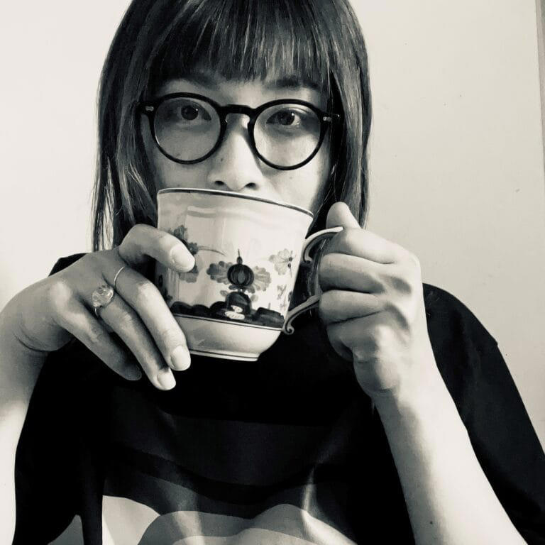 ニュアンスのある白ジャケットを合わせて清潔感のある軽快な印象に【Day3】, パールイヤリングで顔まわりにエレガントさをプラス, 「ボッテガ・ヴェネタ」のミニバッグで着こなしに奥行きを持たせて, ショート丈のニットを合わせたスタイルUPコーデ【Day4】, 「ヴァレクストラ」のバッグで“白”の洗練された着こなしに, 上品な小物使いで大人なたたずまいに, この記事を書いた人 松田奈緒