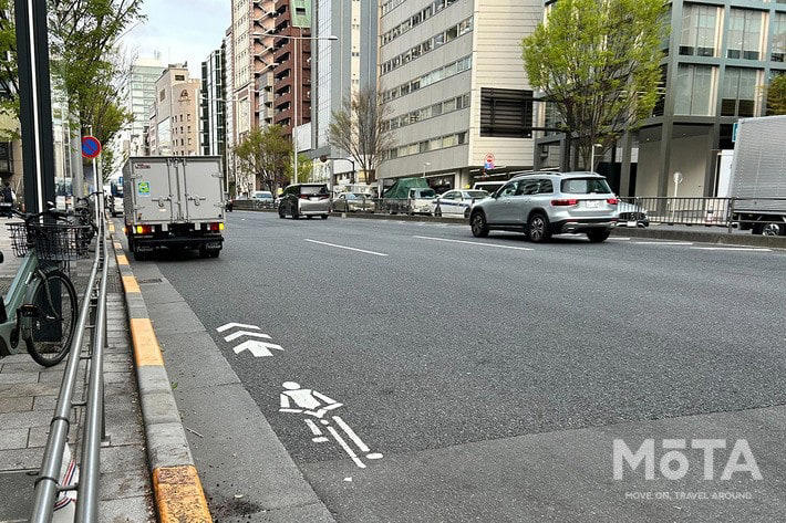 青いレーンへの駐車は場所によって違法！ 2種類の区分の違い, 駐車が違反となりやすい「自転車専用通行帯」, 「自転車ナビマーク・ナビライン」でも違反になる可能性大, 自転車レーンでの駐車違反、反則金はいくら？ 取り締まりの実態, 反則金と違反点数｜駐車違反の罰則, 駐車と停車の違い, 合法・違法を問わず危険！ 自転車レーンへの駐車が引き起こす事故リスク, 駐車車両が自転車を車道へ押し出す構造的な危険性, 予測不能な飛び出しとドアリングで加害者になるおそれ, 自転車レーン付近での安全な運転方法, 自転車の後続を走る場合：1〜1.5m以上の側方間隔を確保する, やむを得ず停車する際の安全対策：後ろを振り向く開け方「ダッチリーチ」と早めのハザード点灯, まとめ：青いレーンでの駐車回避と自転車の急な膨らみへの備えが安全の鍵, おさらい：青いレーンに関する重要ポイント