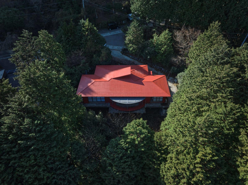 箱根の山に囲まれ、森に囲まれ、部屋に囲まれた、中央のリビングを縁側で囲む, 既存をどこまで見せ、隠し、どう変えるか, 屋内にも緑をふんだんに配し、リビング全体を個室の縁側に, リビングの家具は、あえて和の縁側とのミスマッチを効かせて, 中古の空き家を民泊施設として再生・収益化できる可能性はまだまだある