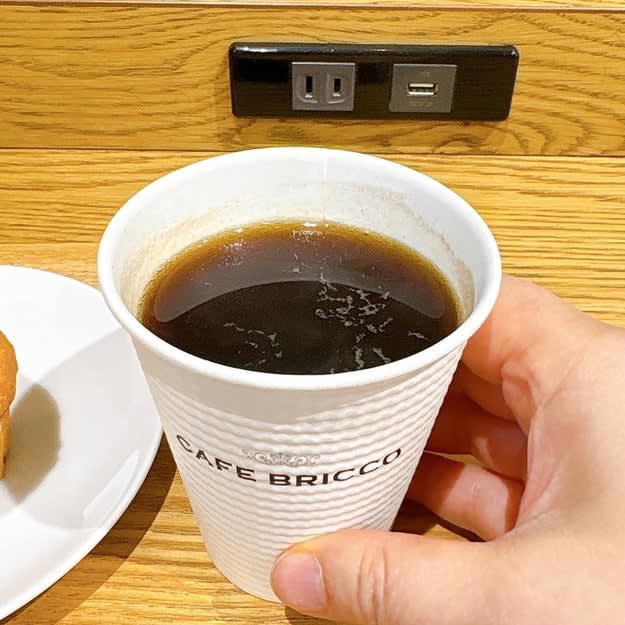 カインズで、マフィンがおいしいカフェを見つけました！, ホームセンターとは思えない、おしゃれなカフェ空間です！, コスパが高い、モーニングセットをいただきます！, 手作り感たっぷりの、ふわふわマフィンでした！, 香り高いコーヒーとマフィンは相性ばつぐん！, マフィンは単品でもセットでも購入可能です！, 穴場のカフェを発見した気分です！, コーヒーがお好きなら、シャトレーゼの「深煎り珈琲ゼリー入りカフェラテバー6本入」もおすすめです。, カフェラテアイスには、細かなコーヒーゼリーが練り込まれています。