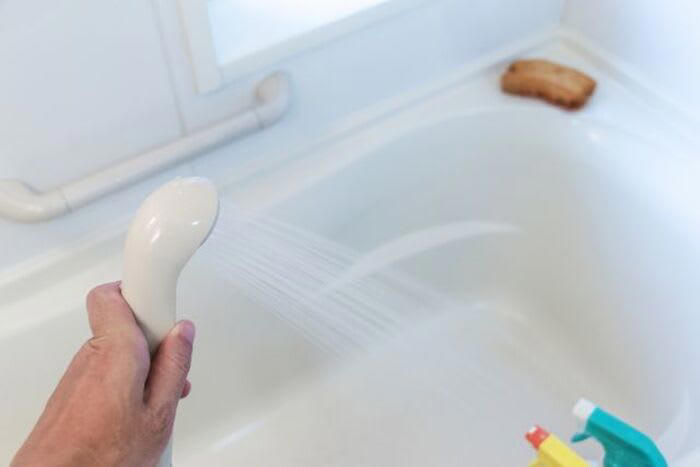 ①お風呂を使った直後に、50℃に設定した熱湯を浴槽や床にかける, ②お風呂の換気は「窓」を閉めたままが正解！, ③お風呂場の「扉」は開けっ放しにしない, ④お風呂場を乾燥させた状態で、8時間以上換気しておく