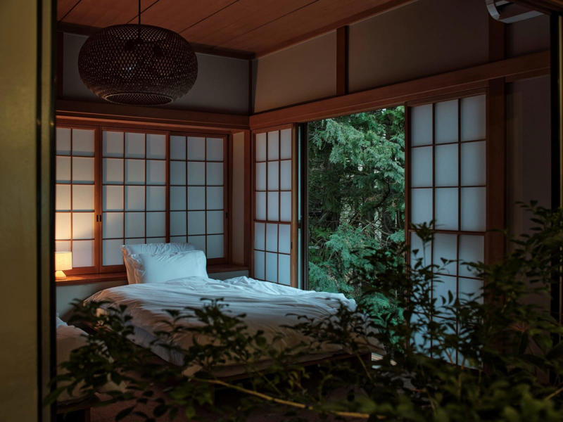 箱根の山に囲まれ、森に囲まれ、部屋に囲まれた、中央のリビングを縁側で囲む, 既存をどこまで見せ、隠し、どう変えるか, 屋内にも緑をふんだんに配し、リビング全体を個室の縁側に, リビングの家具は、あえて和の縁側とのミスマッチを効かせて, 中古の空き家を民泊施設として再生・収益化できる可能性はまだまだある