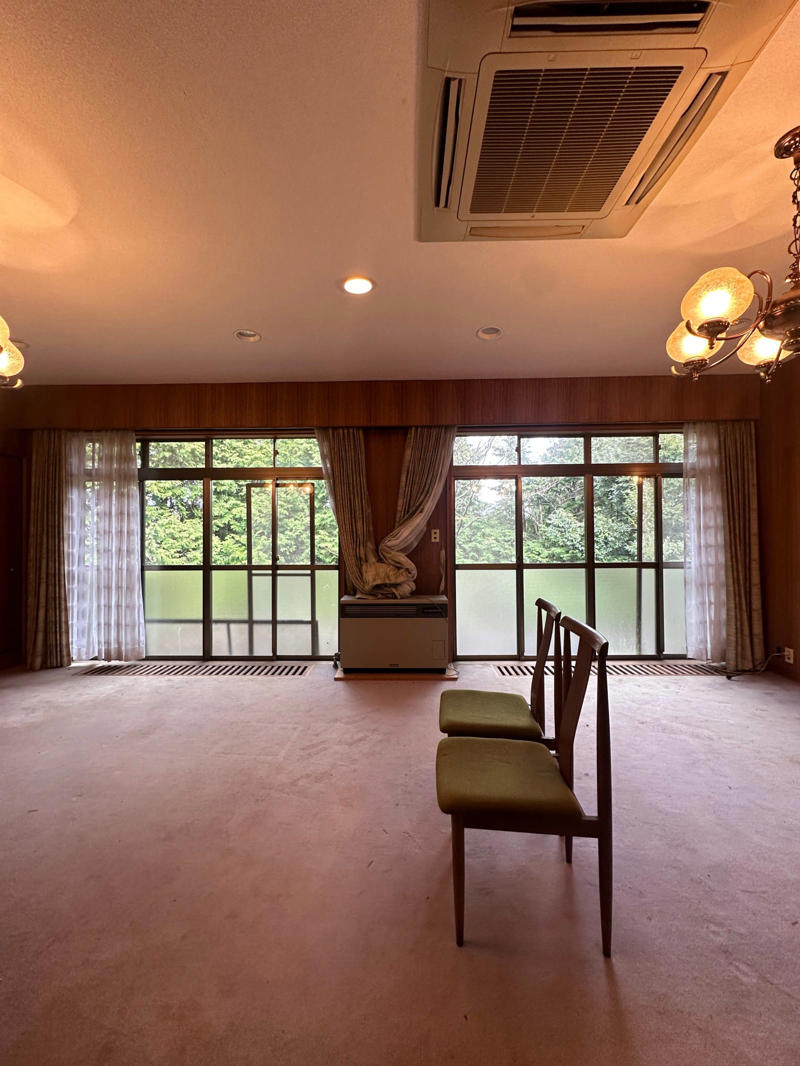箱根の山に囲まれ、森に囲まれ、部屋に囲まれた、中央のリビングを縁側で囲む, 既存をどこまで見せ、隠し、どう変えるか, 屋内にも緑をふんだんに配し、リビング全体を個室の縁側に, リビングの家具は、あえて和の縁側とのミスマッチを効かせて, 中古の空き家を民泊施設として再生・収益化できる可能性はまだまだある