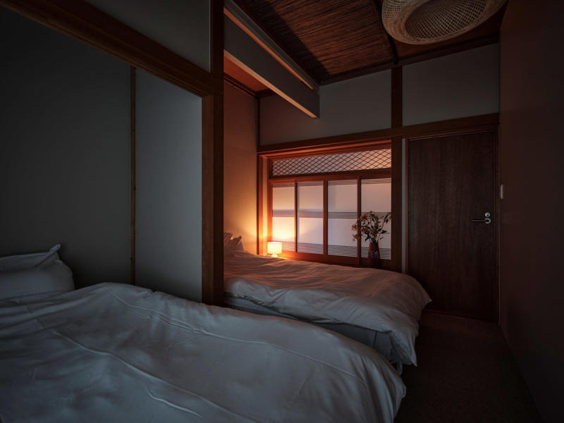 箱根の山に囲まれ、森に囲まれ、部屋に囲まれた、中央のリビングを縁側で囲む, 既存をどこまで見せ、隠し、どう変えるか, 屋内にも緑をふんだんに配し、リビング全体を個室の縁側に, リビングの家具は、あえて和の縁側とのミスマッチを効かせて, 中古の空き家を民泊施設として再生・収益化できる可能性はまだまだある