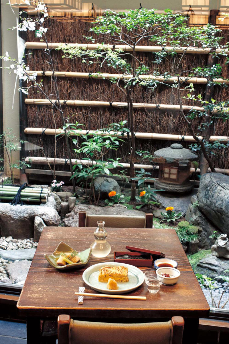 江戸前寿司を肩肘張らずに楽しむ『𠮷野鮨本店』, 『𠮷野鮨本店』店舗詳細, 厚めの肉が割り下に絡まって……『肉鮮問屋 佐々木』, 『肉鮮問屋 佐々木』店舗詳細, 天ぷらとそばの相性を再確認『室町砂場 日本橋本店』, 『室町砂場 日本橋本店』店舗詳細, そば粉の多い外二そばを味わう『日本ばし やぶ久』, 『日本ばし やぶ久』店舗詳細, 330年変わらぬ製法で作られる半ぺん『日本橋 神茂』, 『日本橋 神茂』店舗詳細, 現代に合わせて天ぷらもアップデート!?『てん茂』, 『てん茂』店舗詳細