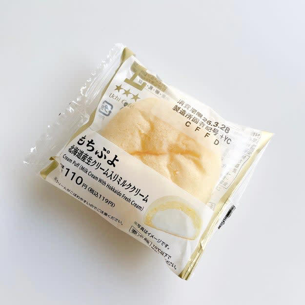 狩野英孝さんが、自身のYouTubeチャンネルで「おすすめのローソンスイーツ」を紹介しました！, 狩野さんが、「合格です」と太鼓判を押したスイーツがこちら！, 触った時に驚く、圧倒的なもちもち感。, 甘くてミルキーなクリームが、たまらなくおいしい！, クリームがたっぷり詰まっていて、持った時の重さにも納得！, 生地をひと口食べた時の衝撃がすごい！, 小ぶりなのに満足度の高い、“絶品もっちりスイーツ”でした！, クリームを堪能したいなら、コージーコーナーの「エクレア（カスタード）」もおすすめ！, カスタードクリームの濃厚な甘さがたまらない！