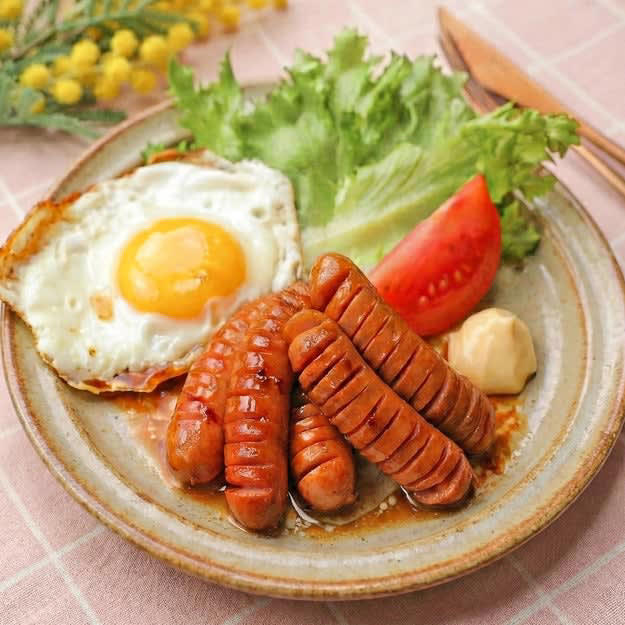 ウインナーのバターしょうゆ焼き, 【ウインナー、そのまま焼くのはもう古い？】「一生コレでいい」「香りだけで白米いける」朝が待ち遠しくなる絶品おかずレシピ, もやしとウインナーのバターしょうゆ炒め, 【給料日前の救世主】もやし1袋をペロリ！バター×にんにくが香る「もやしとウインナーのバターしょうゆ炒め」レシピ, ウインナーと玉ねぎのチーズホイル焼き, 【とろ〜りチーズとウインナー】のうまみがたまらない！アツアツ簡単至福レシピ♪