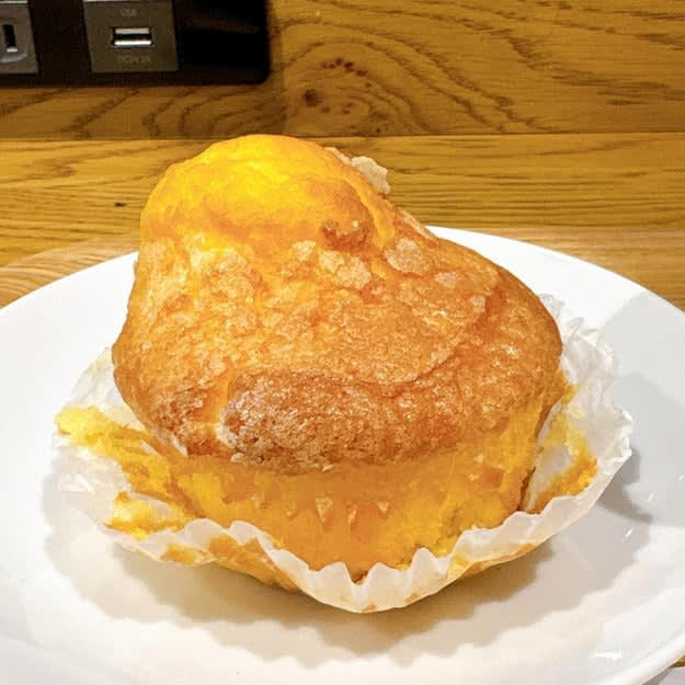 カインズで、マフィンがおいしいカフェを見つけました！, ホームセンターとは思えない、おしゃれなカフェ空間です！, コスパが高い、モーニングセットをいただきます！, 手作り感たっぷりの、ふわふわマフィンでした！, 香り高いコーヒーとマフィンは相性ばつぐん！, マフィンは単品でもセットでも購入可能です！, 穴場のカフェを発見した気分です！, コーヒーがお好きなら、シャトレーゼの「深煎り珈琲ゼリー入りカフェラテバー6本入」もおすすめです。, カフェラテアイスには、細かなコーヒーゼリーが練り込まれています。