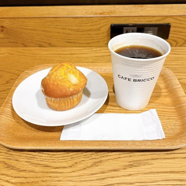 カインズで、マフィンがおいしいカフェを見つけました！, ホームセンターとは思えない、おしゃれなカフェ空間です！, コスパが高い、モーニングセットをいただきます！, 手作り感たっぷりの、ふわふわマフィンでした！, 香り高いコーヒーとマフィンは相性ばつぐん！, マフィンは単品でもセットでも購入可能です！, 穴場のカフェを発見した気分です！, コーヒーがお好きなら、シャトレーゼの「深煎り珈琲ゼリー入りカフェラテバー6本入」もおすすめです。, カフェラテアイスには、細かなコーヒーゼリーが練り込まれています。