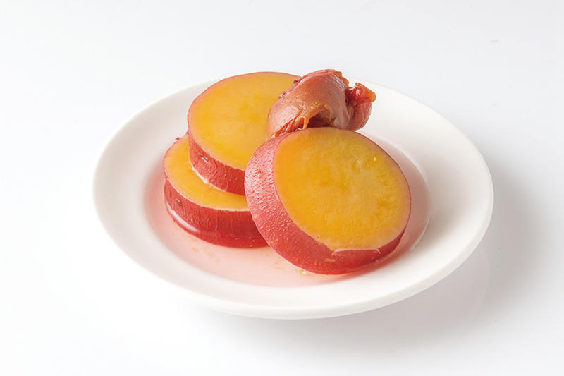 「彩り」で見ためと栄養を整える, 赤：パプリカとハムのカレーマリネ, 黄：さつまいもの梅煮, 緑：きゅうりの蛇腹昆布あえ