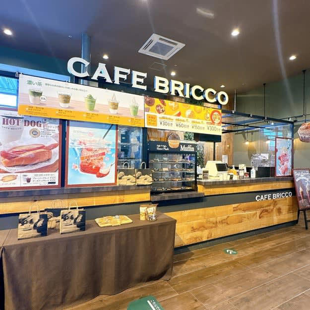 カインズで、マフィンがおいしいカフェを見つけました！, ホームセンターとは思えない、おしゃれなカフェ空間です！, コスパが高い、モーニングセットをいただきます！, 手作り感たっぷりの、ふわふわマフィンでした！, 香り高いコーヒーとマフィンは相性ばつぐん！, マフィンは単品でもセットでも購入可能です！, 穴場のカフェを発見した気分です！, コーヒーがお好きなら、シャトレーゼの「深煎り珈琲ゼリー入りカフェラテバー6本入」もおすすめです。, カフェラテアイスには、細かなコーヒーゼリーが練り込まれています。
