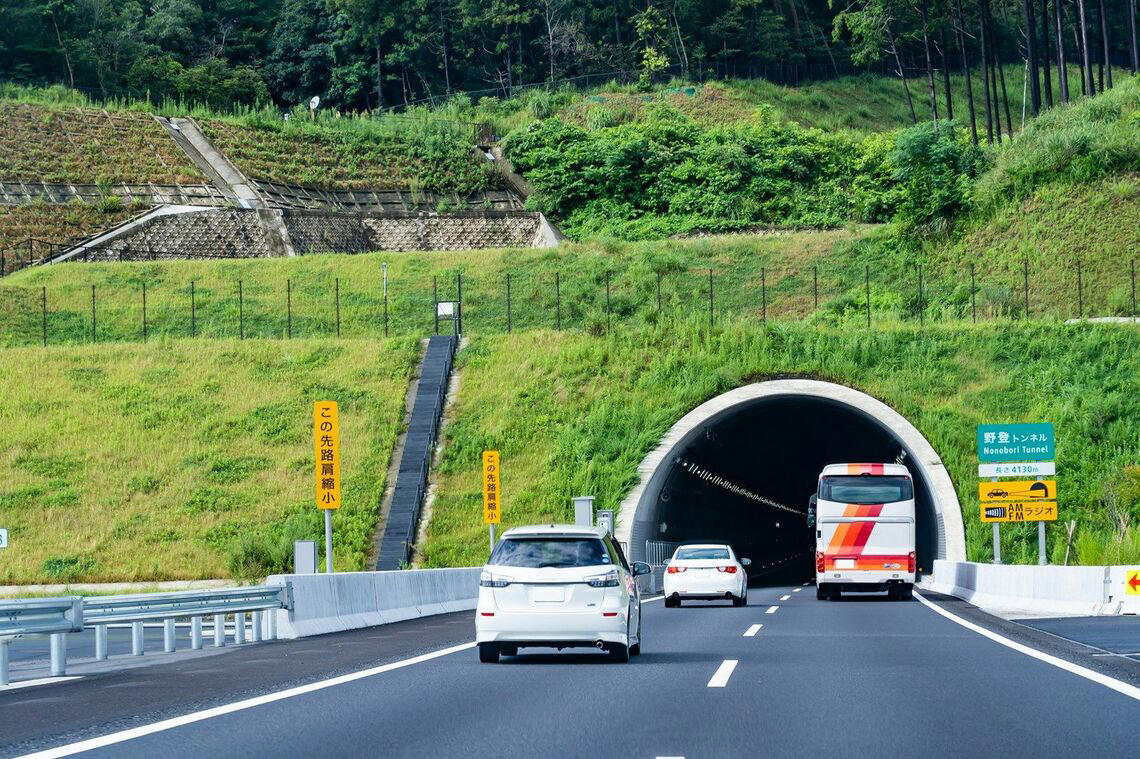 3台が炎上、6名が死亡した深夜の事故, 同じトンネル内でほぼ同時に3カ所で追突事故が, 「安全環境」がいとも簡単に破られている？, 安全装置は活用されているか？, 自動運転になる未来を期待する前に