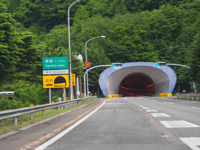 3台が炎上、6名が死亡した深夜の事故, 同じトンネル内でほぼ同時に3カ所で追突事故が, 「安全環境」がいとも簡単に破られている？, 安全装置は活用されているか？, 自動運転になる未来を期待する前に