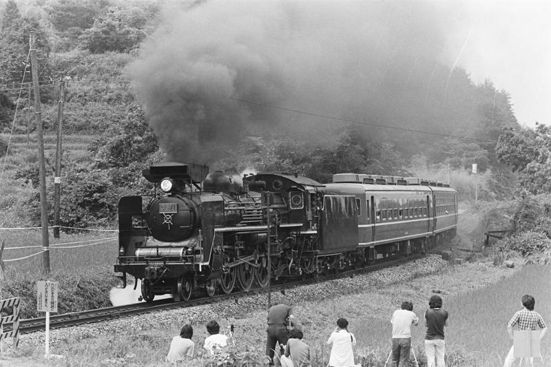 地域の足として観光路線として活躍する山口線（JR西日本）, 県都への鉄道から陰陽連絡鉄道へ発展, 貴重な気動車を活用した「大迂回・再婚列車」, 前面展望を楽しむなら〔スーパーおき〕がおすすめ, レトロ車両を新製し半世紀近く走り続ける〔SLやまぐち号〕, 山口線の見どころ, 25‰の急勾配を力強く登るSL列車は迫力満点, 谷あいの田園風景で四季の自然美を楽しむ, 小京都・津和野で転車台を見学し日本海へ下る, 山口線（JR西日本）データ
