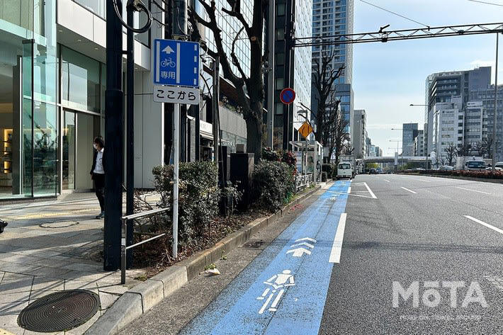 青いレーンへの駐車は場所によって違法！ 2種類の区分の違い, 駐車が違反となりやすい「自転車専用通行帯」, 「自転車ナビマーク・ナビライン」でも違反になる可能性大, 自転車レーンでの駐車違反、反則金はいくら？ 取り締まりの実態, 反則金と違反点数｜駐車違反の罰則, 駐車と停車の違い, 合法・違法を問わず危険！ 自転車レーンへの駐車が引き起こす事故リスク, 駐車車両が自転車を車道へ押し出す構造的な危険性, 予測不能な飛び出しとドアリングで加害者になるおそれ, 自転車レーン付近での安全な運転方法, 自転車の後続を走る場合：1〜1.5m以上の側方間隔を確保する, やむを得ず停車する際の安全対策：後ろを振り向く開け方「ダッチリーチ」と早めのハザード点灯, まとめ：青いレーンでの駐車回避と自転車の急な膨らみへの備えが安全の鍵, おさらい：青いレーンに関する重要ポイント