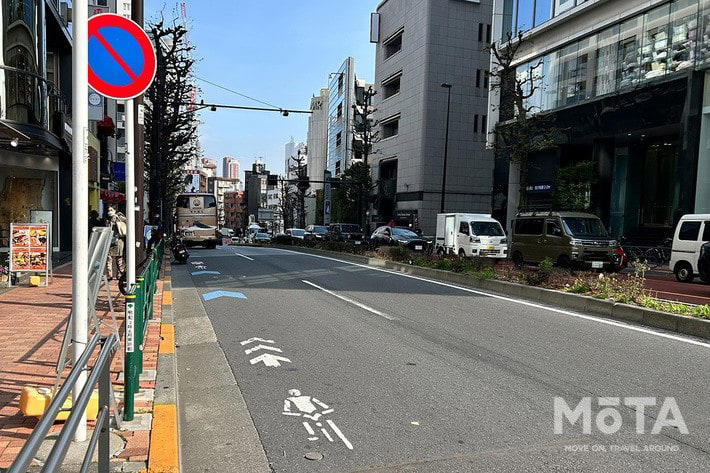 青いレーンへの駐車は場所によって違法！ 2種類の区分の違い, 駐車が違反となりやすい「自転車専用通行帯」, 「自転車ナビマーク・ナビライン」でも違反になる可能性大, 自転車レーンでの駐車違反、反則金はいくら？ 取り締まりの実態, 反則金と違反点数｜駐車違反の罰則, 駐車と停車の違い, 合法・違法を問わず危険！ 自転車レーンへの駐車が引き起こす事故リスク, 駐車車両が自転車を車道へ押し出す構造的な危険性, 予測不能な飛び出しとドアリングで加害者になるおそれ, 自転車レーン付近での安全な運転方法, 自転車の後続を走る場合：1〜1.5m以上の側方間隔を確保する, やむを得ず停車する際の安全対策：後ろを振り向く開け方「ダッチリーチ」と早めのハザード点灯, まとめ：青いレーンでの駐車回避と自転車の急な膨らみへの備えが安全の鍵, おさらい：青いレーンに関する重要ポイント