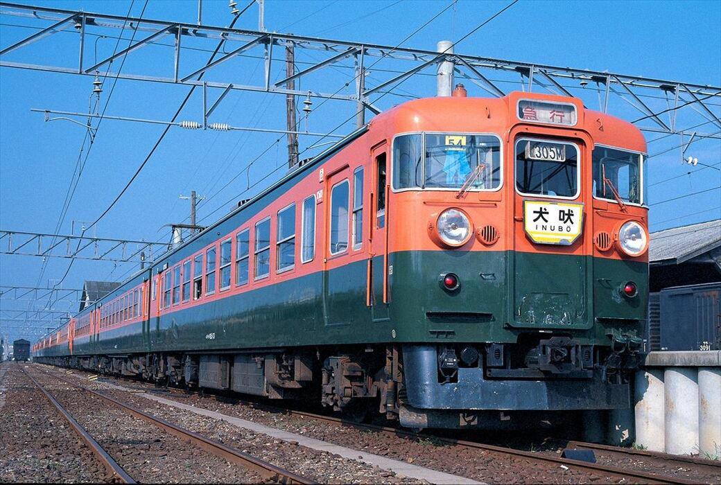 「急行型電車」の登場, 急行型の元祖、153系, 急行型の代表格、165系, ローズピンクの「交直流急行型」, 北陸本線の電車急行黄金時代