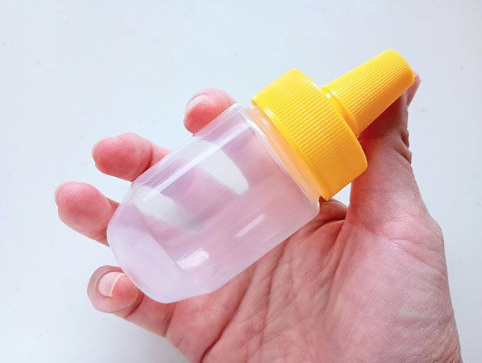 100均で買える「ミニサイズのはちみつ」が使いやすい！, はちみつ容器の活用①アイスに使うトッピングの容器に, はちみつ容器の活用②手作りドレッシングボトルに, はちみつ容器の活用③旅行先で使う衣類用洗剤の容器に, はちみつ容器の活用④スチームアイロンの水補充に