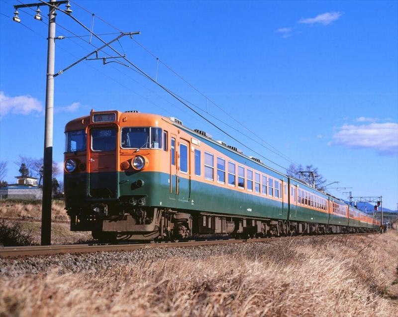 「急行型電車」の登場, 急行型の元祖、153系, 急行型の代表格、165系, ローズピンクの「交直流急行型」, 北陸本線の電車急行黄金時代