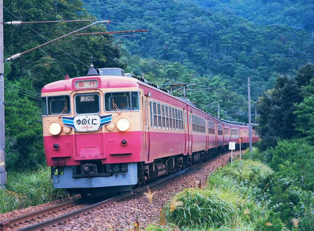 「急行型電車」の登場, 急行型の元祖、153系, 急行型の代表格、165系, ローズピンクの「交直流急行型」, 北陸本線の電車急行黄金時代