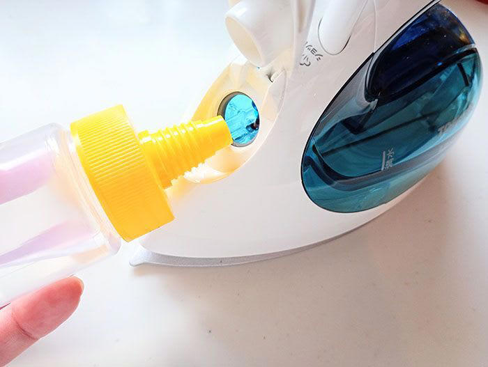 100均で買える「ミニサイズのはちみつ」が使いやすい！, はちみつ容器の活用①アイスに使うトッピングの容器に, はちみつ容器の活用②手作りドレッシングボトルに, はちみつ容器の活用③旅行先で使う衣類用洗剤の容器に, はちみつ容器の活用④スチームアイロンの水補充に