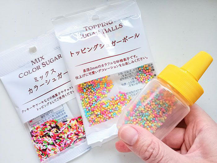 100均で買える「ミニサイズのはちみつ」が使いやすい！, はちみつ容器の活用①アイスに使うトッピングの容器に, はちみつ容器の活用②手作りドレッシングボトルに, はちみつ容器の活用③旅行先で使う衣類用洗剤の容器に, はちみつ容器の活用④スチームアイロンの水補充に