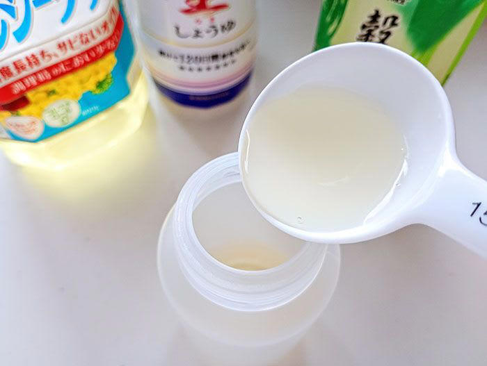 100均で買える「ミニサイズのはちみつ」が使いやすい！, はちみつ容器の活用①アイスに使うトッピングの容器に, はちみつ容器の活用②手作りドレッシングボトルに, はちみつ容器の活用③旅行先で使う衣類用洗剤の容器に, はちみつ容器の活用④スチームアイロンの水補充に