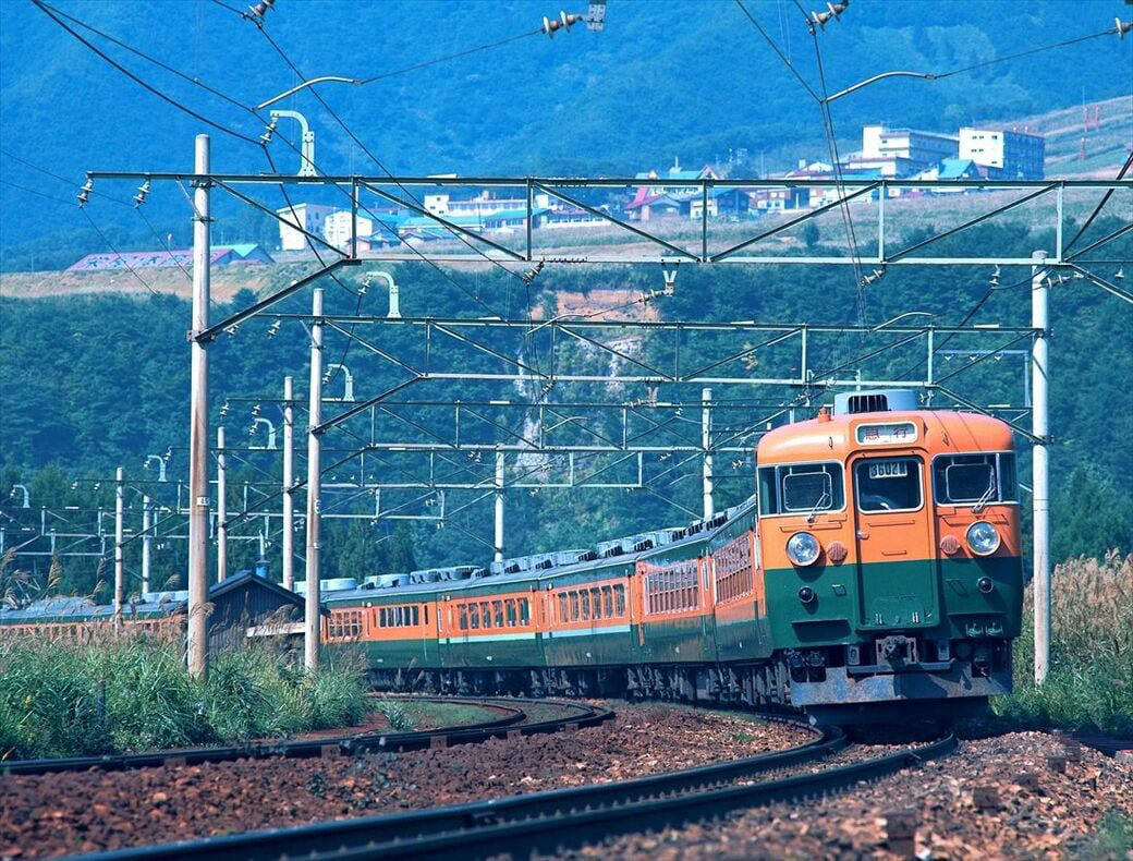 「急行型電車」の登場, 急行型の元祖、153系, 急行型の代表格、165系, ローズピンクの「交直流急行型」, 北陸本線の電車急行黄金時代
