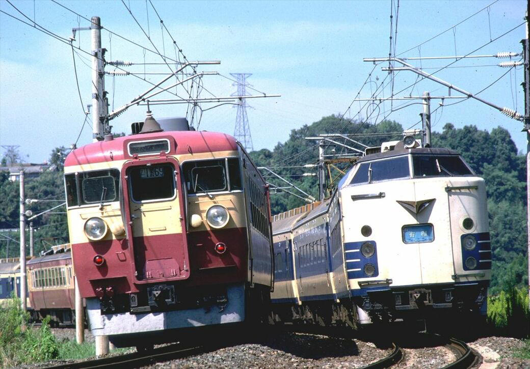 「急行型電車」の登場, 急行型の元祖、153系, 急行型の代表格、165系, ローズピンクの「交直流急行型」, 北陸本線の電車急行黄金時代