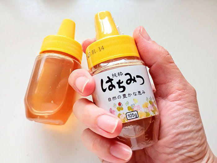 100均で買える「ミニサイズのはちみつ」が使いやすい！, はちみつ容器の活用①アイスに使うトッピングの容器に, はちみつ容器の活用②手作りドレッシングボトルに, はちみつ容器の活用③旅行先で使う衣類用洗剤の容器に, はちみつ容器の活用④スチームアイロンの水補充に