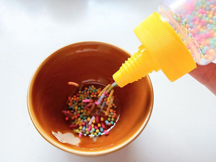100均で買える「ミニサイズのはちみつ」が使いやすい！, はちみつ容器の活用①アイスに使うトッピングの容器に, はちみつ容器の活用②手作りドレッシングボトルに, はちみつ容器の活用③旅行先で使う衣類用洗剤の容器に, はちみつ容器の活用④スチームアイロンの水補充に