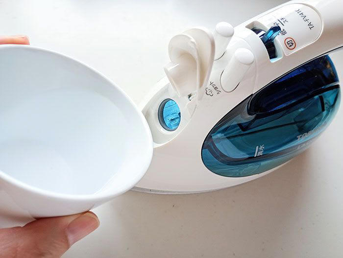 100均で買える「ミニサイズのはちみつ」が使いやすい！, はちみつ容器の活用①アイスに使うトッピングの容器に, はちみつ容器の活用②手作りドレッシングボトルに, はちみつ容器の活用③旅行先で使う衣類用洗剤の容器に, はちみつ容器の活用④スチームアイロンの水補充に