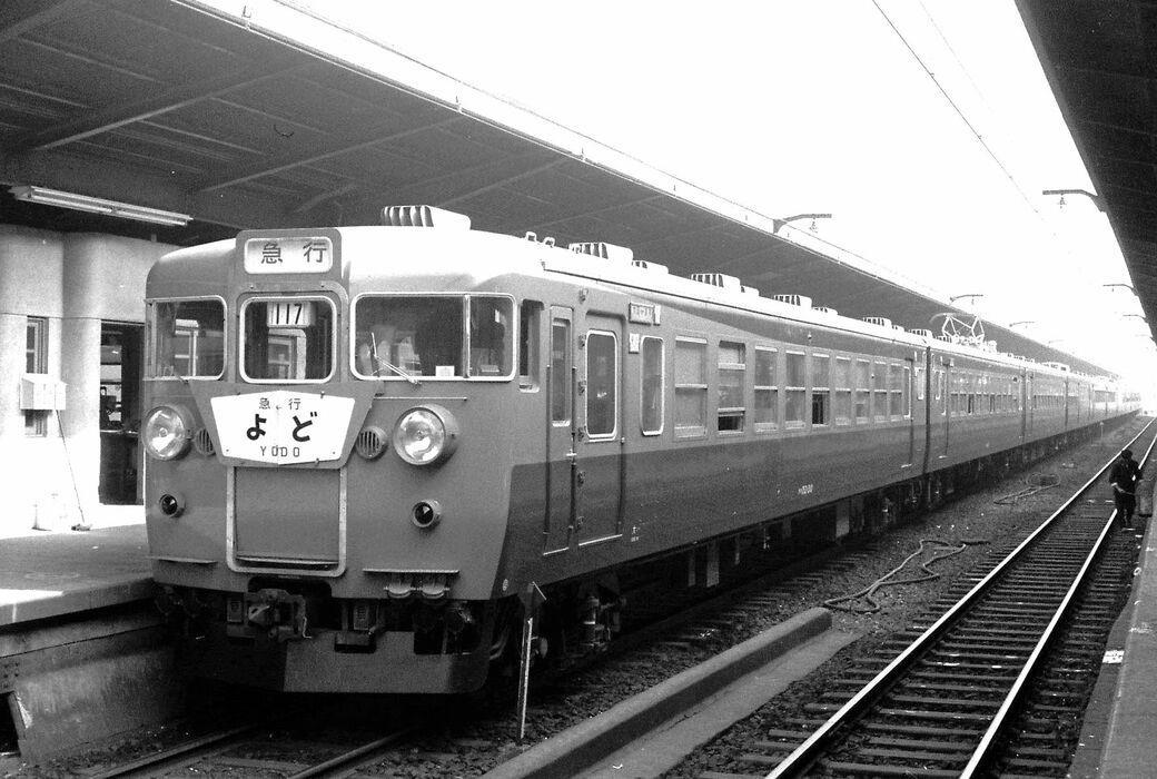 「急行型電車」の登場, 急行型の元祖、153系, 急行型の代表格、165系, ローズピンクの「交直流急行型」, 北陸本線の電車急行黄金時代