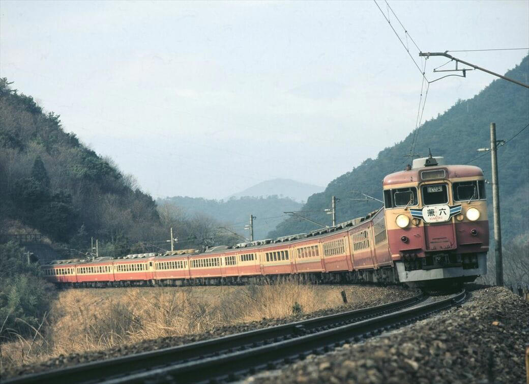 「急行型電車」の登場, 急行型の元祖、153系, 急行型の代表格、165系, ローズピンクの「交直流急行型」, 北陸本線の電車急行黄金時代