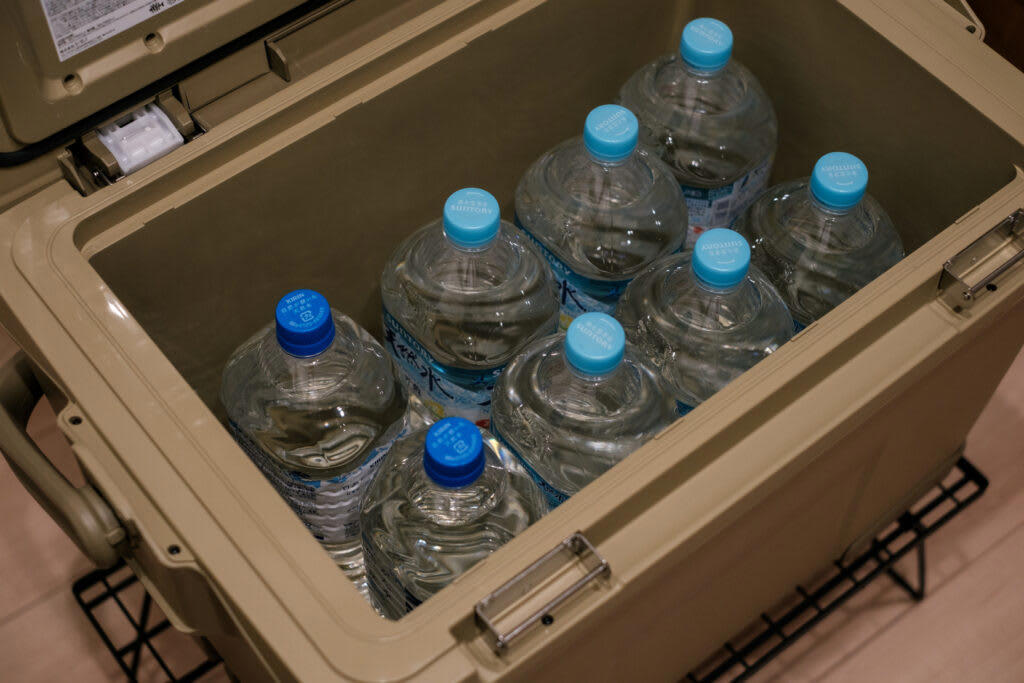 アウトドア保冷剤の基礎知識, 保冷剤の冷却原理と温度帯の種類, ハードタイプとソフトタイプの違い, 強力保冷タイプとは？, アウトドア保冷剤の選び方4つのポイント, 用途・シーンに合わせて選ぶ, 冷却力・保冷時間で選ぶ, 凍結時間と繰り返し使用のしやすさ, サイズ・重量・携帯性のバランス, 【2025年最新】アウトドア保冷剤おすすめ9選, 1.モンベル｜フレックス コールドパック, 2.ロゴス｜倍速凍結・氷点下パック, 3.山善｜パワークール-16℃, 4.ダイワ｜CPアイス S, 5.JEJアステージ｜アイスロックス 1100, 6.フィールドア｜ノーザンクーラー アイスパック, 7.アイリスオーヤマ｜保冷剤ハードタイプ, 8.キャプテンスタッグ｜ニューコールドパック S, 9.ネオアイス｜プロ ソフト, アウトドアで保冷力を高めるアイデア, クーラーボックス内の最強配置, 食材や飲料を凍らせずに冷やす方法, アウトドア保冷剤に関するよくある質問, 保冷剤は飛行機に持ち込める？, 保冷剤は再利用できる？消臭剤になるって本当？, 保冷剤を捨てるときに絶対やってはいけないこと, ハードタイプ保冷剤の寿命目安は？, お気に入りのアウトドア保冷剤で暑い日も快適に過ごそう